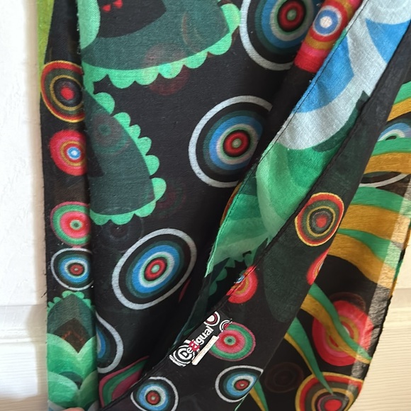 This Desigual scarf is in very good condition.  It is soft & colourful - Picture 2 of 6